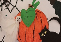 Prace plastyczne wykonane: z czarnego kartonu - kot, pomarańczowej bibuły - dynia, białej bibuły – duszek, czarnej bibuły – nietoperz, czarnego kartonu – pająki, zielonej kartki - listki.
