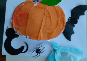 Prezentacja prac dzieci wykonanych przy użyciu czarnego kartonu - kot, pomarańczowej bibuły - dynia, białej bibuły – duszek, czarnej bibuły – nietoperz, czarnego kartonu – pająki, zielonej kartki - listki.
