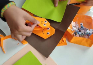 Marchewki na grządce - praca wykonana metodą łączenia różnych technik z przewagą origami przy użyciu ruchomych elementów ( oczy).