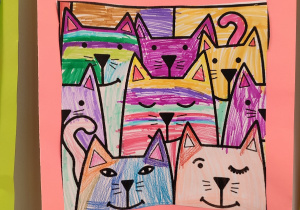 Koty z krainy marzeń. Praca wykonana przy użyciu mazaków, kolorowego papieru na zasadzie zamalowywania gotowej sylwety.