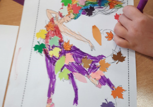 Dzieci wykonują postać Pani Jesieni przy użyciu kredek, bibuły, kolorowych listków wyciętych z papieru, ususzonych liści.