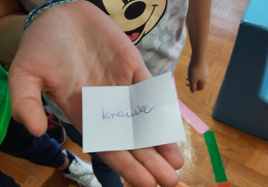 Wróżba „Jaki będzie twój zawód” – Uczestnicy zabawy losowali karteczki z nazwami zawodów.