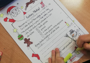 Dzieci piszą listy do Mikołaja.