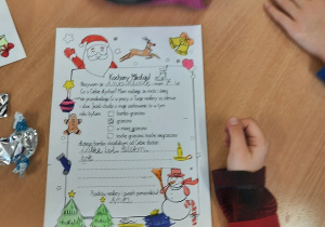 Dzieci piszą listy do Mikołaja.