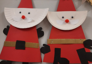 Mikołaje wykonane z czerwonego kartonu i białych talerzyków, bałwanki wykonane z białych kartonów z kolorowymi dodatkami, choinki z zielonych i białych kartonów.