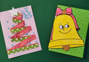 Kartki typu świątecznego ozdobione kolorowymi elementami z błyszczącego i kolorowego papieru. Reszta to inwencja twórcza uczniów od serca.