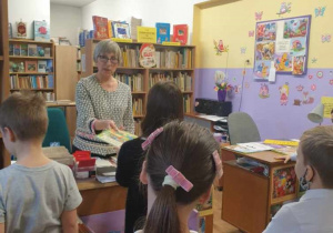 Uczniowie kl. 1 a poznają zasady wypożyczania książek z biblioteki szkolnej.