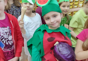 Dzieci przedstawiające owoce i warzywa.
