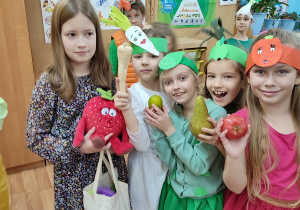Dzieci przedstawiające owoce i warzywa.