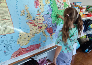 Dzieci stojące przed mapą Europy.