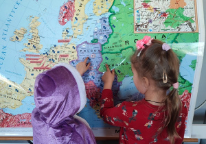 Dzieci stojące przed mapą Europy.