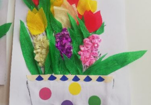 Dzieci prezentują wykonane przez siebie prace przedstawiające wiosenne kwiaty: krokusy przebiśniegi, tulipany.