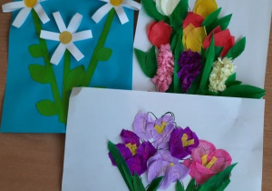 Dzieci prezentują wykonane przez siebie prace przedstawiające wiosenne kwiaty: krokusy przebiśniegi, tulipany.