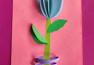 Prace - kwiaty, motywy kwiatowe wykonane przy użyciu różnorodnych materiałów i łączeniu kilku technik. Króluje papier kolorowy i dziecięca wyobraźnia.