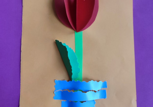 Prace - kwiaty, motywy kwiatowe wykonane przy użyciu różnorodnych materiałów i łączeniu kilku technik. Króluje papier kolorowy i dziecięca wyobraźnia.
