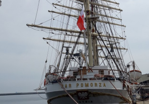 Oglądamy na Skwerze Kościuszki w Gdyni okręt wojenny Błyskawica, Dar Pomorza.