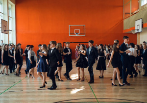 Uczniowie tańczący poloneza.