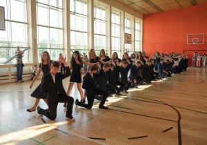 Uczniowie tańczący poloneza.