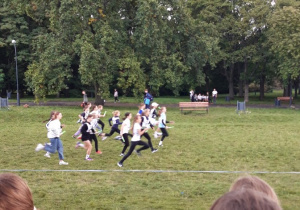 Uczniowie uczestniczący w biegach.