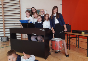 Uczniowie śpiewający w chórze wraz z Panią Hanną Sasin.