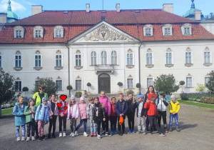 Uczniowie przed pałacem w Nieborowie.