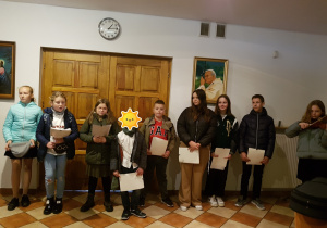 Grupa uczniów przedstawiająca program artystyczny podczas obchodów Dnia Papieskiego.