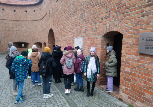 Uczniowie klasy 5b zwiedzający Warszawę.