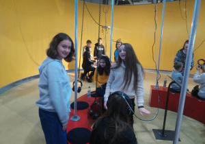 Uczniowie wykonujący doświadczenia w Centrum Nauki Kopernik.