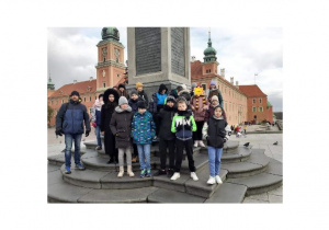 Uczniowie klasy 5b zwiedzający Warszawę.
