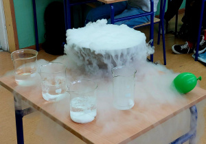 Doświadczenia z suchym lodem na lekcji chemii.