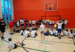 Uczniowie rywalizujący w konkursie skoku wzwyż.