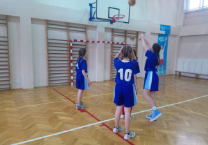 Uczennice biorące udział w rozgrywkach.