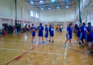 Uczennice biorące udział w rozgrywkach.
