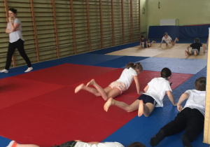 Uczniowie ćwiczący na zajęciach gimnastyki korekcyjnej.