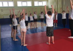 Uczniowie ćwiczący na zajęciach gimnastyki korekcyjnej.