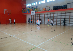 Uczennice grający mecz w turnieju.