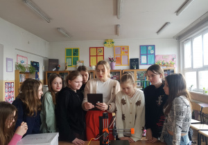 Uczniowie podczas zajęć poznawania możliwości drukarki 3D.
