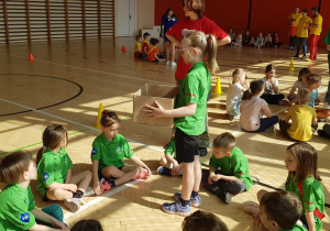 Dzieci z przedszkoli biorących udział w Igrzyskach Olimpijskich Przedszkolaków.
