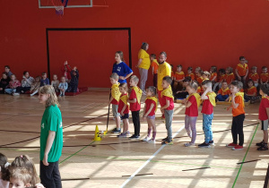 Dzieci z przedszkoli biorących udział w Igrzyskach Olimpijskich Przedszkolaków.