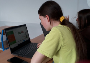 Uczniowie korzystający z laptopów na lekcji matematyki.