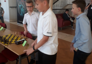 Uczniowie podczas turnieju szachowego.
