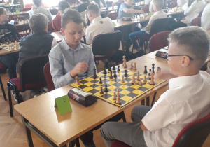 Uczniowie podczas turnieju szachowego.