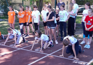 Zawodnicy biorący udział w zawodach lekkoatletycznych.