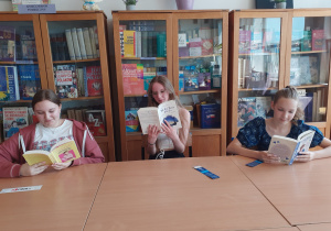 Uczniowie ze swoimi ulubionymi książkami.
