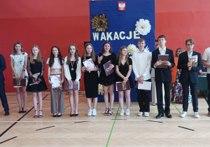 Uczniowie klas ósmych reprezentujący szkołę w poczcie sztandarowym.