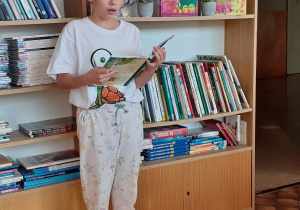 Uczennica czytająca wiersze dla dzieci