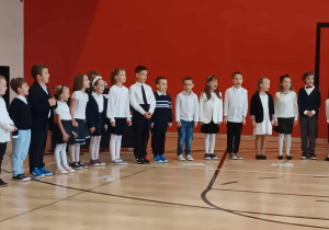 Uroczyste śpiewanie hymnu szkoły