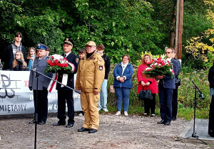 Oddanie hołd ofiarom pomordowanym na Brusie przez przedstawicieli władz miasta, służb mundurowych oraz dyrektorów szkół SP6 i XXXIII LO