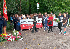 Oddanie hołd ofiarom pomordowanym na Brusie przez przedstawicieli władz miasta, służb mundurowych oraz uczniów szkół SP6 i XXXIII LO