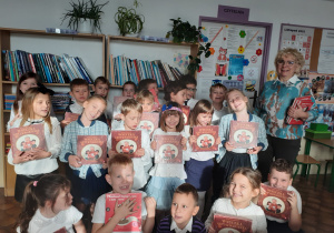 Na zdjęciu z wyprawkami czytelniczymi uczniowie kl. 1 a wraz z wychowawczynią p. Beatą Czumaczenko